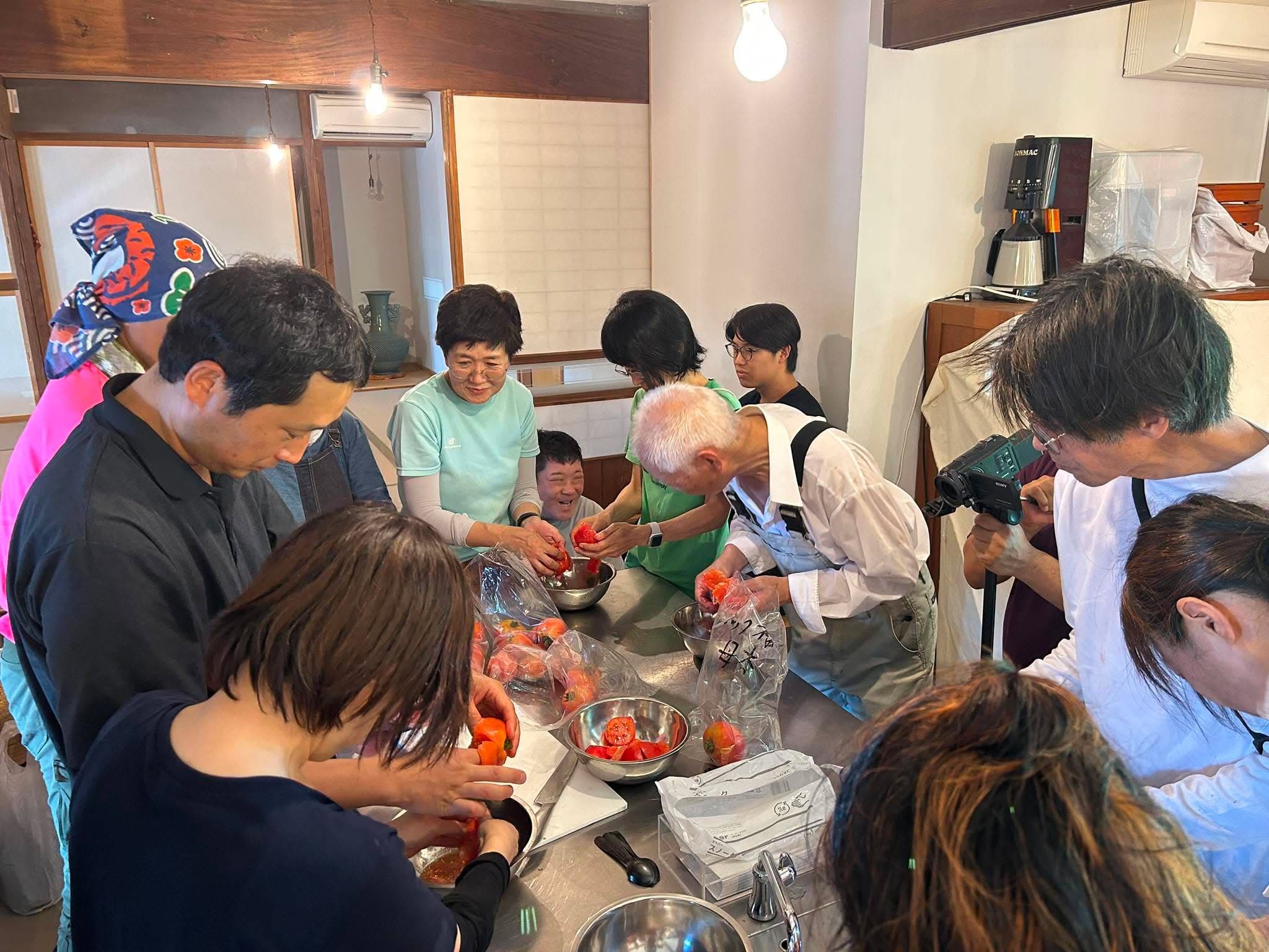室内で赤く熟した実から種を採る作業